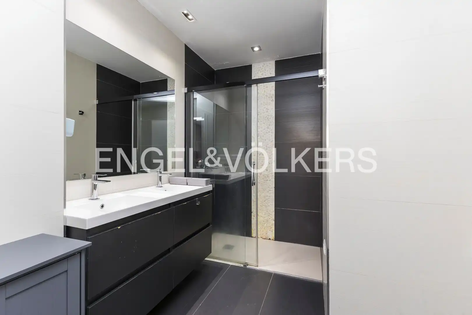 Bathroom of Detached homes for rent in Madrid  with Air Conditioner, Heating and Private garden