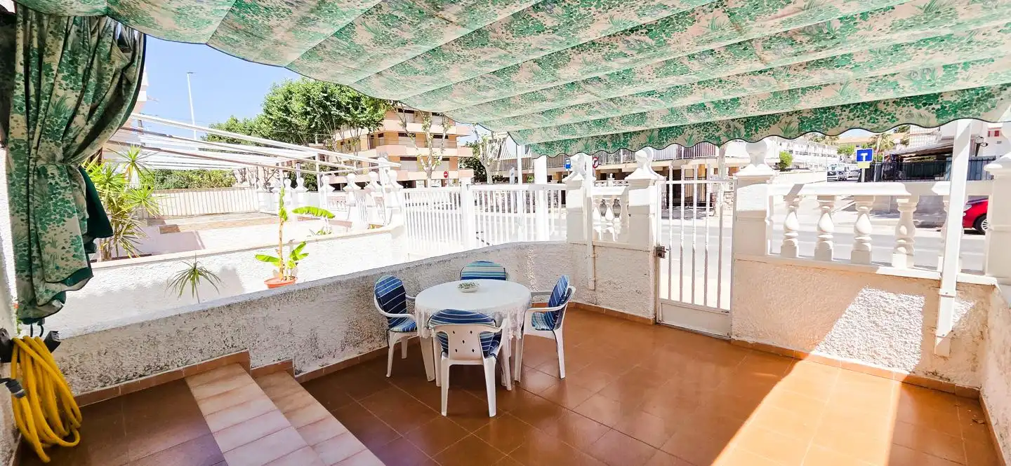 Terrasse von Einfamilien-Reihenhaus zur Miete in Santa Pola mit Klimaanlage, Terrasse und Möbliert