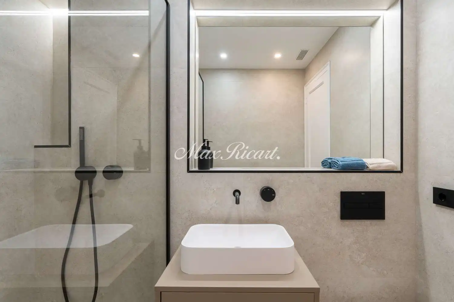 Badezimmer von Wohnung zum Verkauf in Barcelona mit Klimaanlage, Heizung und Balkon