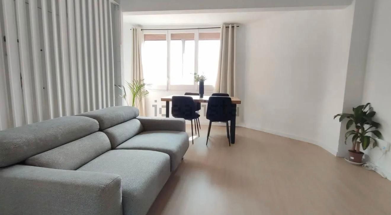 Sala d'estar de Pis en venda en L'Hospitalet de Llobregat amb Parquet i Balcó