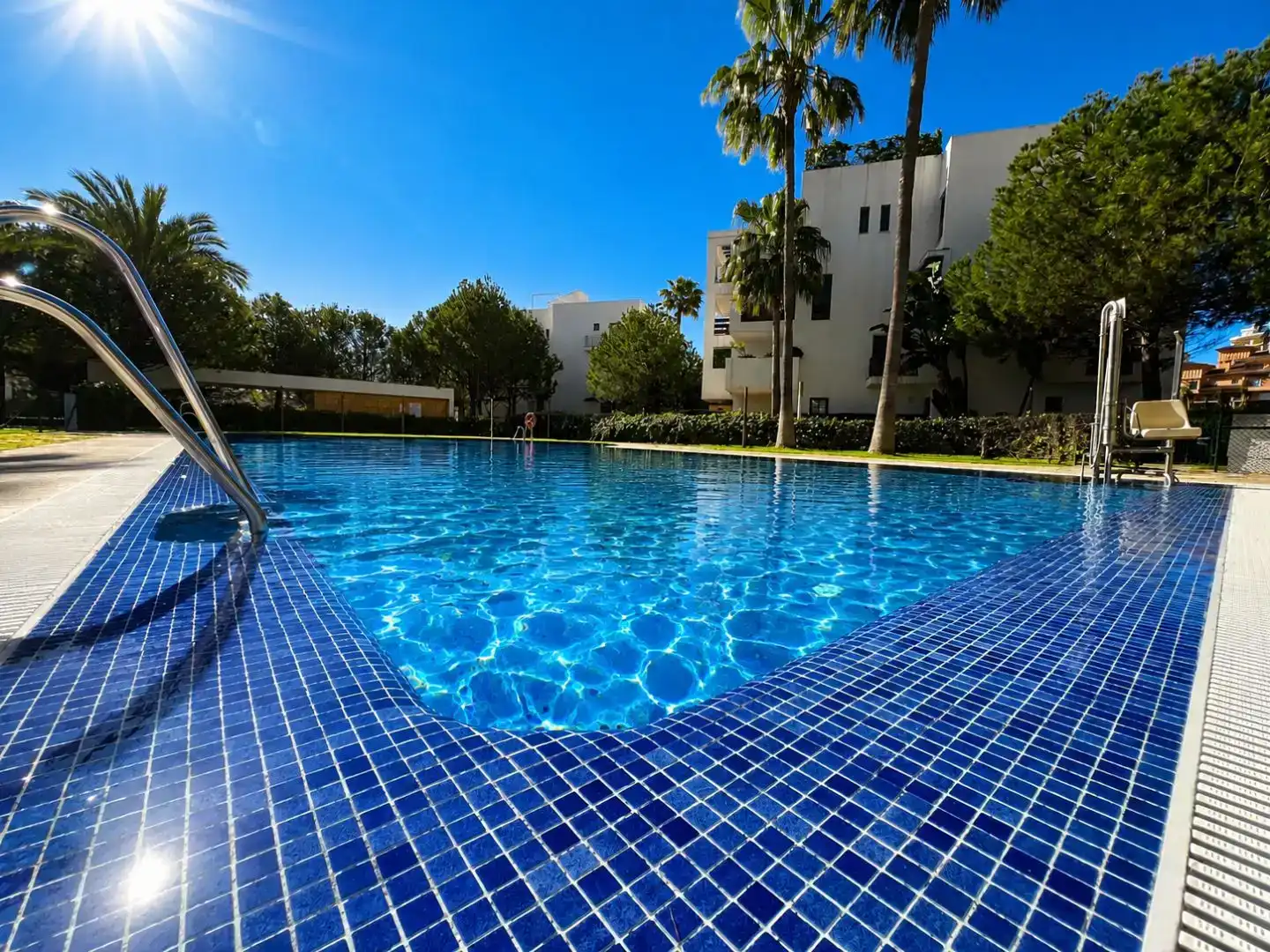 Schwimmbecken von Wohnung zur Miete in Mijas mit Klimaanlage, Privatgarten und Terrasse