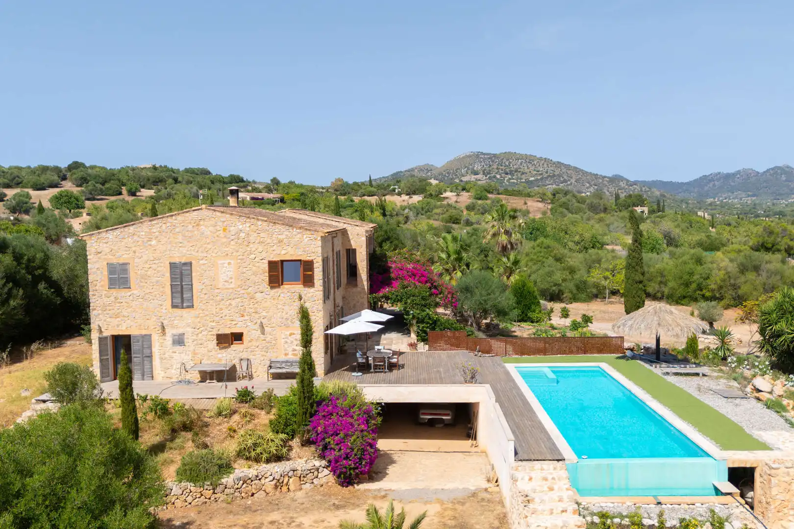 Vista exterior de Finca rústica en venda en Sant Llorenç des Cardassar amb Aire condicionat, Terrassa i Moblat