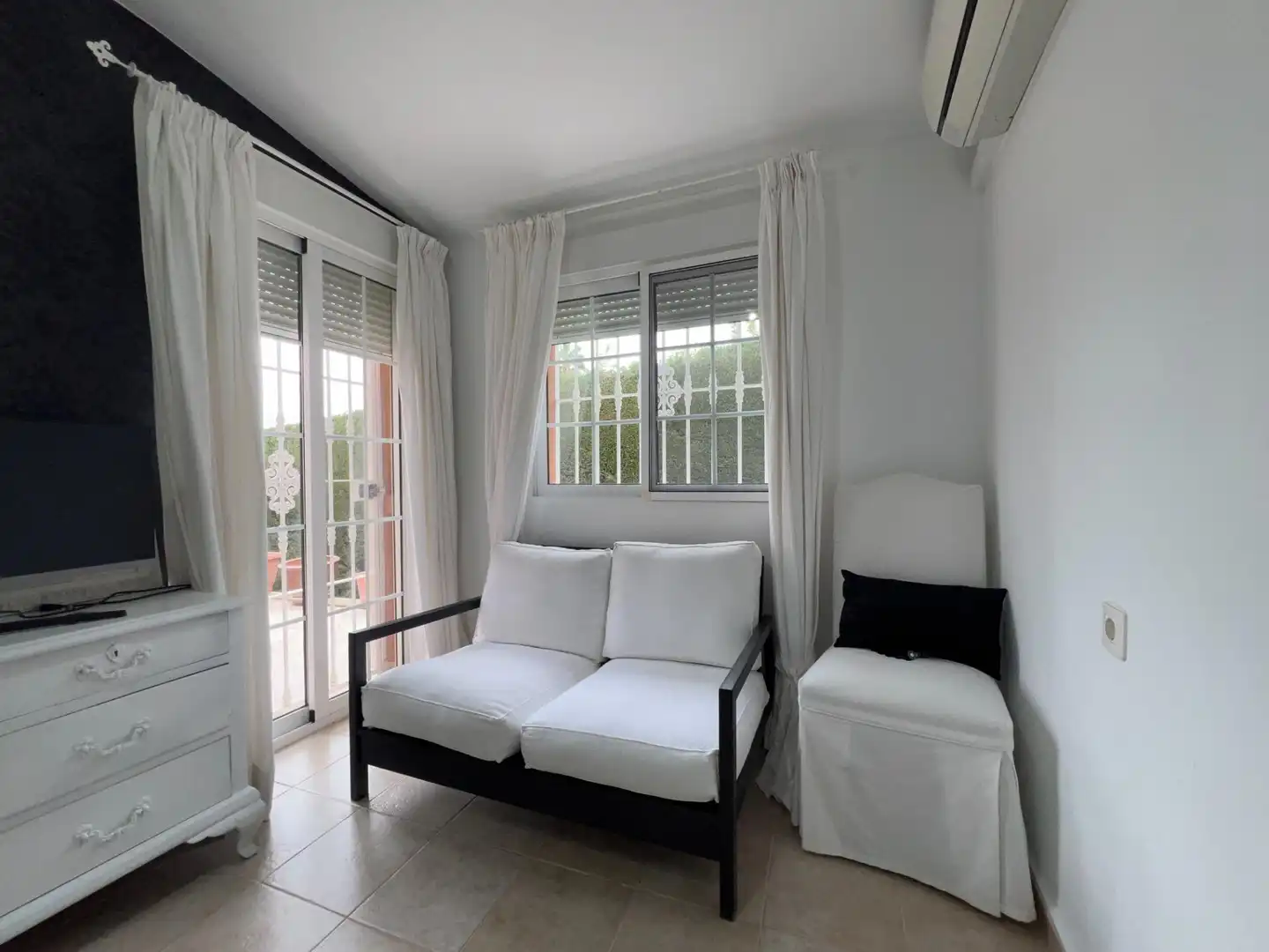 Dormitori de Casa o xalet en venda en Alhaurín de la Torre amb Aire condicionat, Jardí privat i Terrassa
