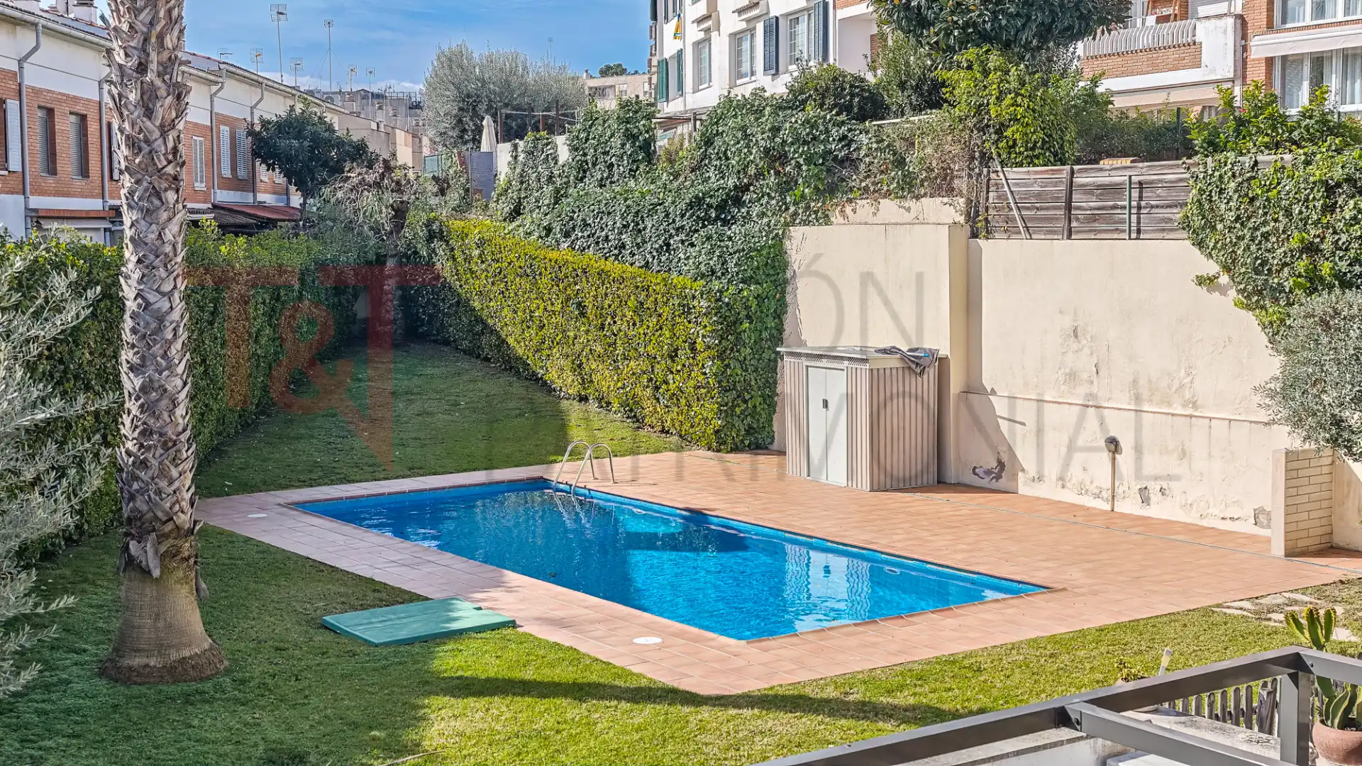 Schwimmbecken von Einfamilien-Reihenhaus zum Verkauf in El Masnou mit Klimaanlage, Heizung und Terrasse