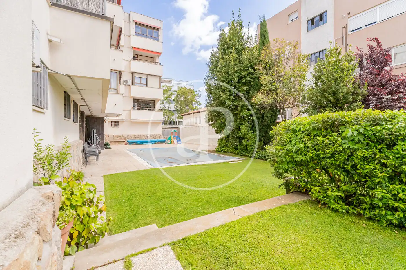 Schwimmbecken von Wohnung zum Verkauf in Madrid mit Klimaanlage, Heizung und Privatgarten