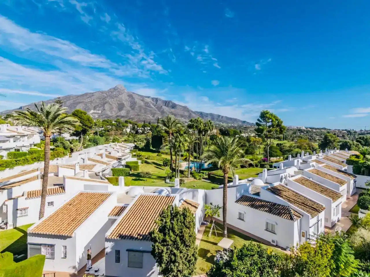 Vista exterior de Piso de alquiler en Marbella con Aire acondicionado, Jardín privado y Piscina