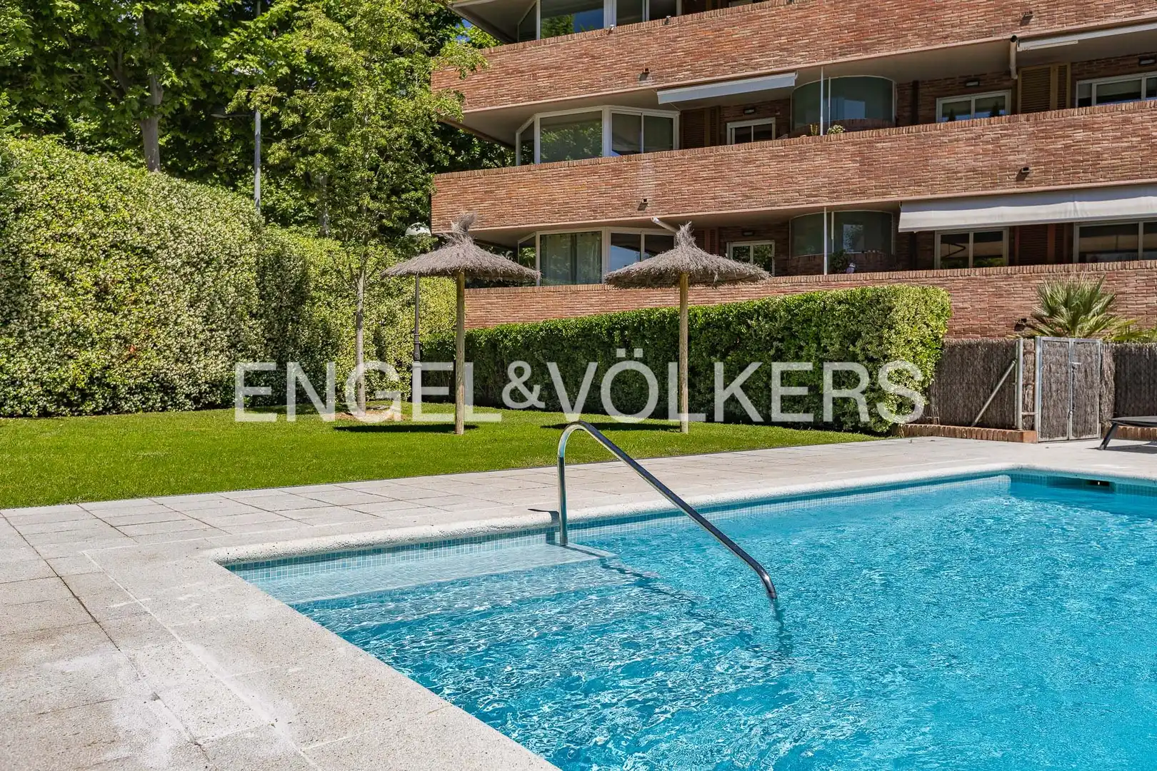 Swimming pool of Flat for sale in Sant Cugat del Vallès  with Air Conditioner, Heating and Private garden