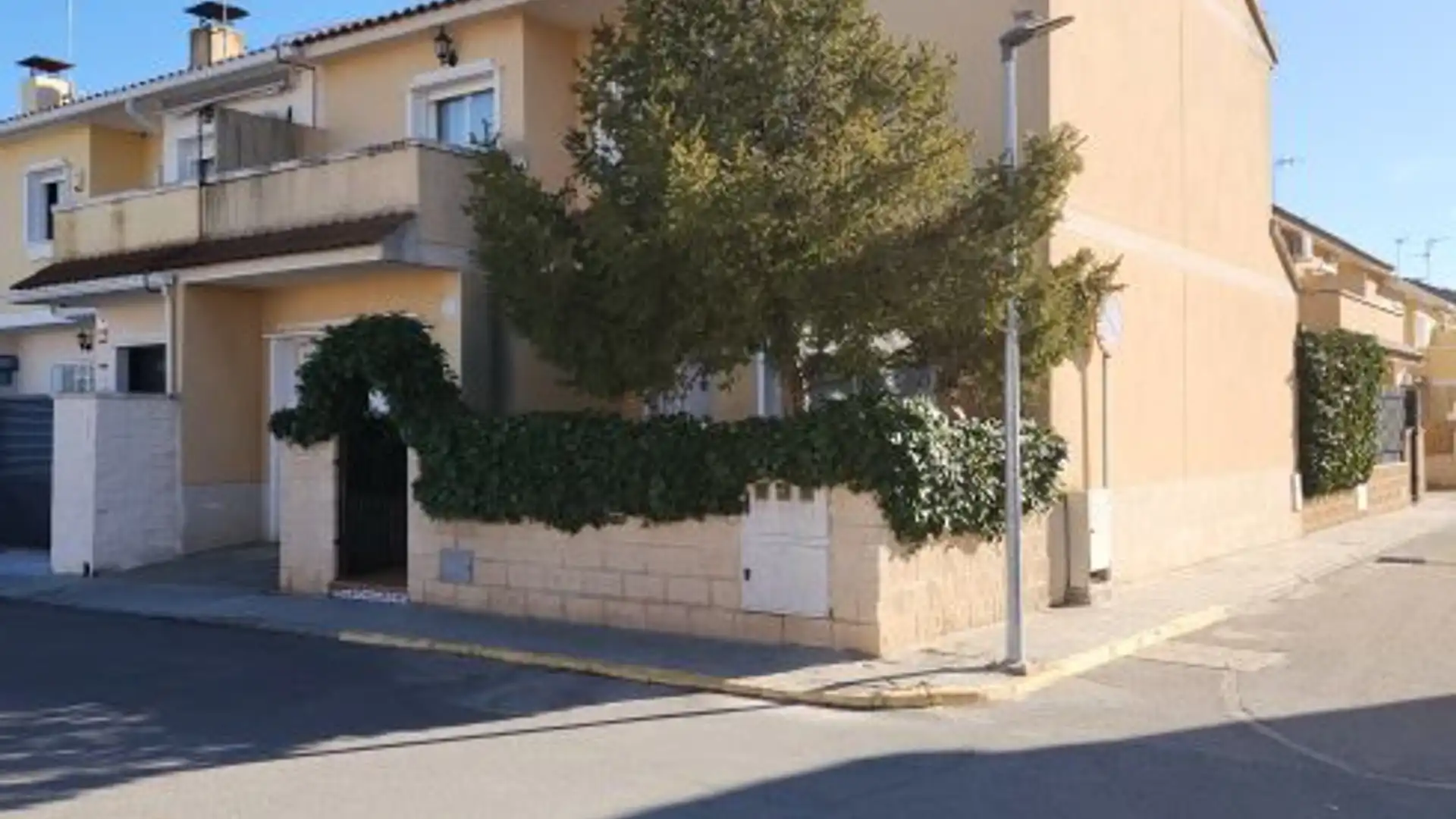 Außenansicht von Einfamilien-Reihenhaus zum Verkauf in Numancia de la Sagra mit Klimaanlage, Heizung und Privatgarten