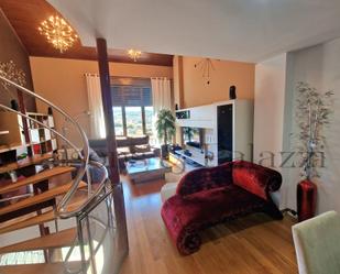 Sala d'estar de Casa adosada en venda en Vigo  amb Aire condicionat i Terrassa