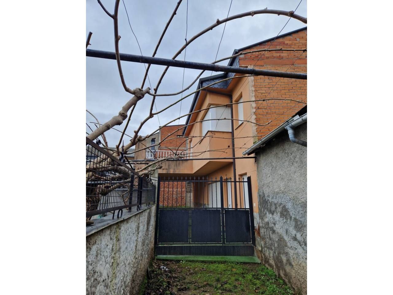 Vista exterior de Casa o xalet en venda en A Rúa  amb Calefacció