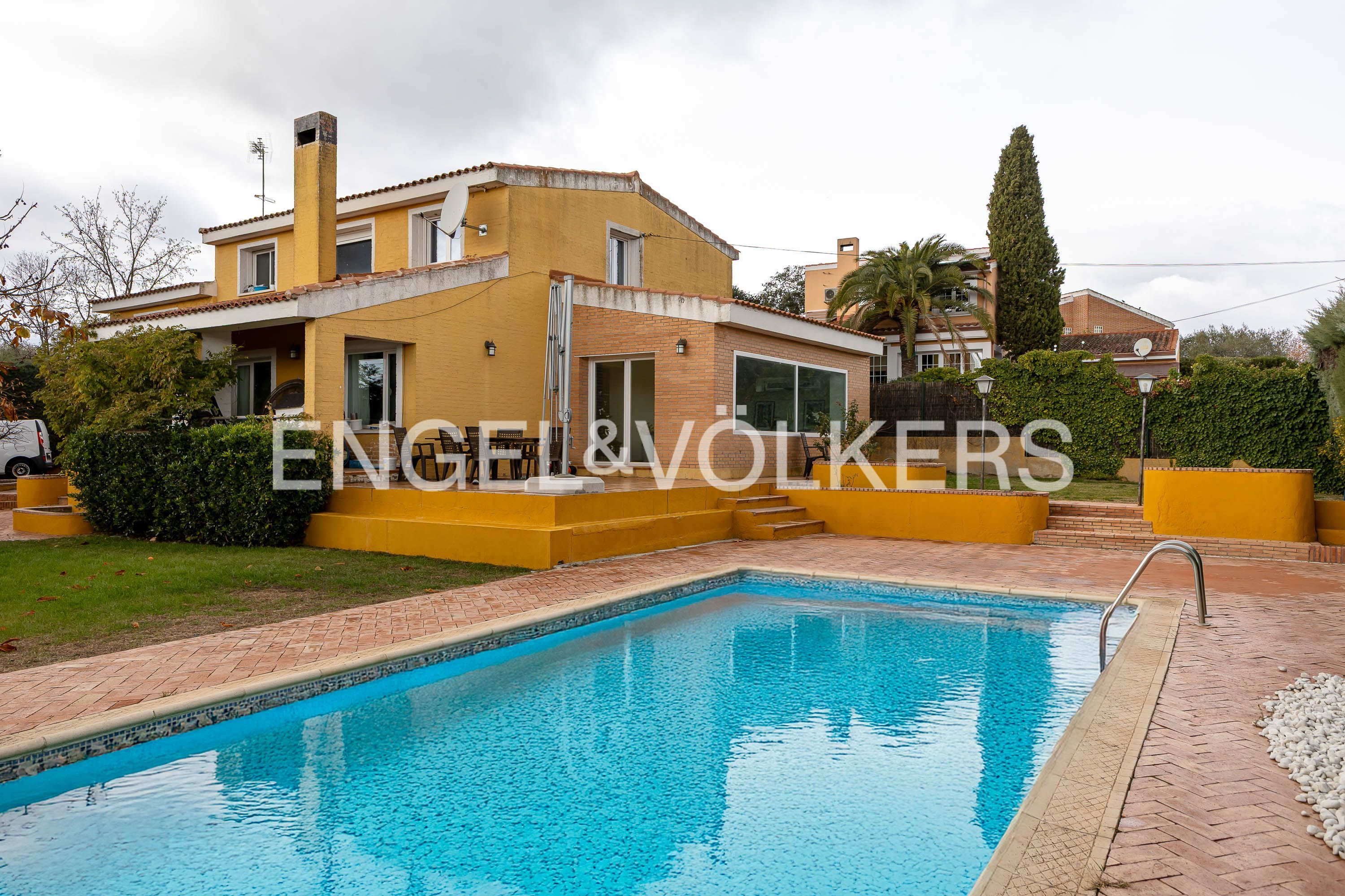 Vista exterior de Casa o chalet en venta en Boadilla del Monte con Calefacción, Jardín privado y Piscina