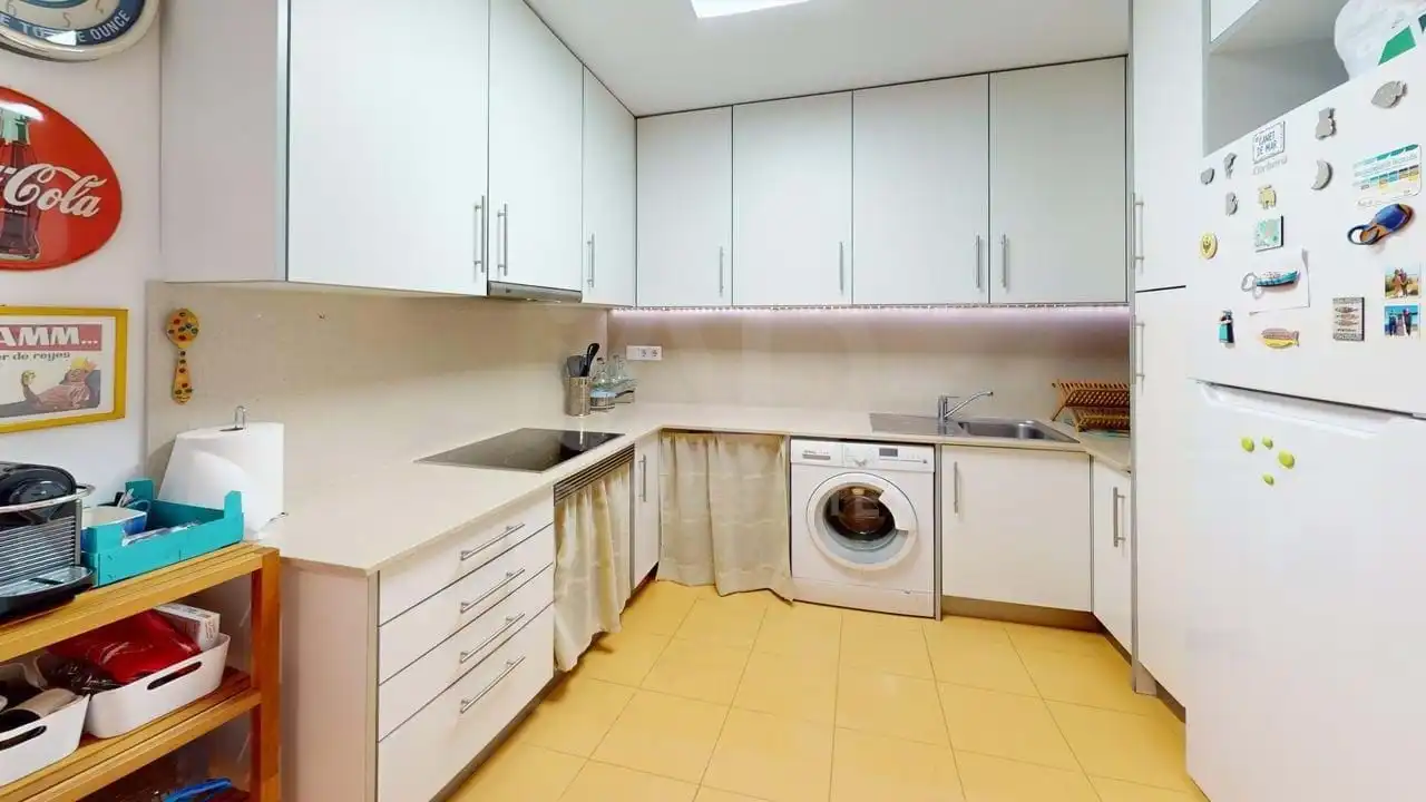 Küche von Wohnung zum Verkauf in Canet de Mar mit Klimaanlage, Heizung und Terrasse