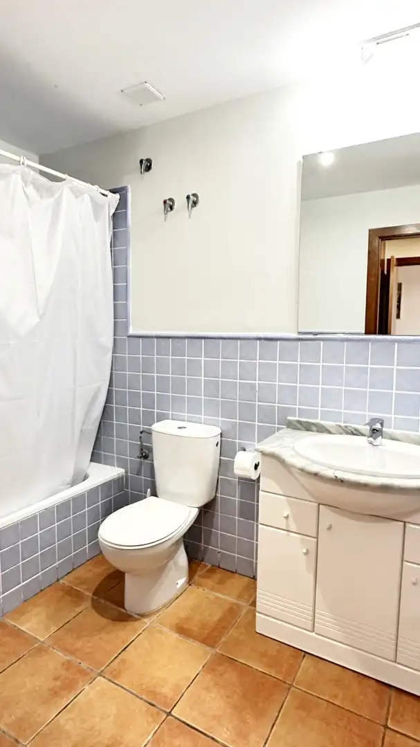 Badezimmer von Wohnungen zur Miete in Oliva mit Klimaanlage, Heizung und Privatgarten