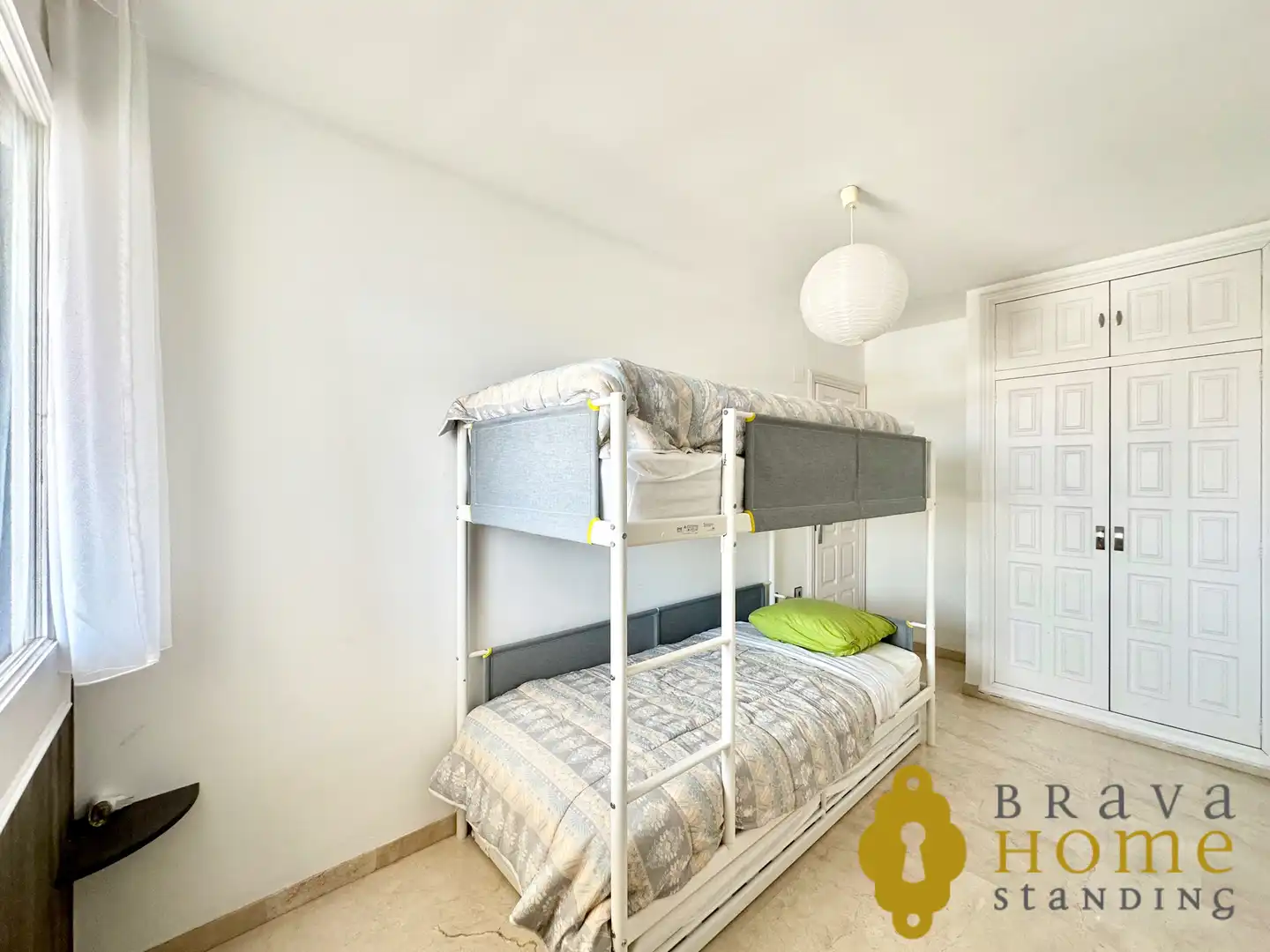 Schlafzimmer von Dachboden zum Verkauf in Empuriabrava mit Klimaanlage, Terrasse und Möbliert