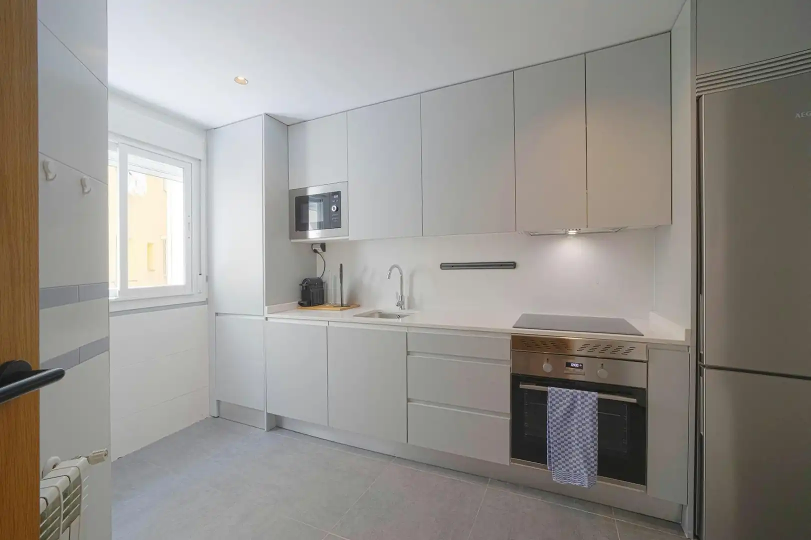 Kitchen of Flat for rent in Madrid  with Air Conditioner, Washing machine and TV