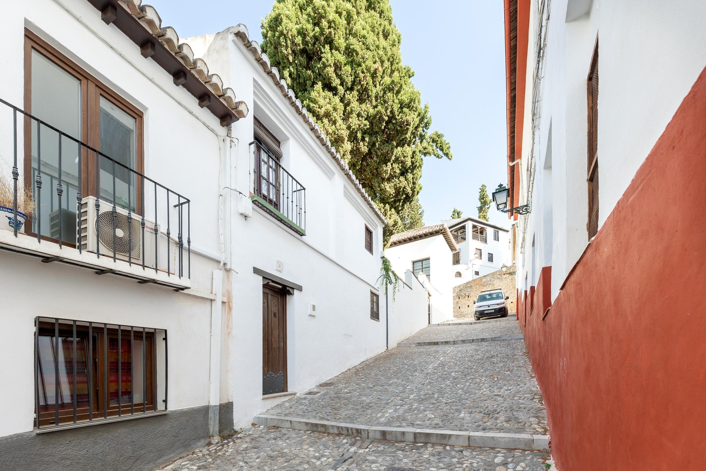 Vista exterior de Casa adosada en venda en  Granada Capital amb Balcó i Alarma