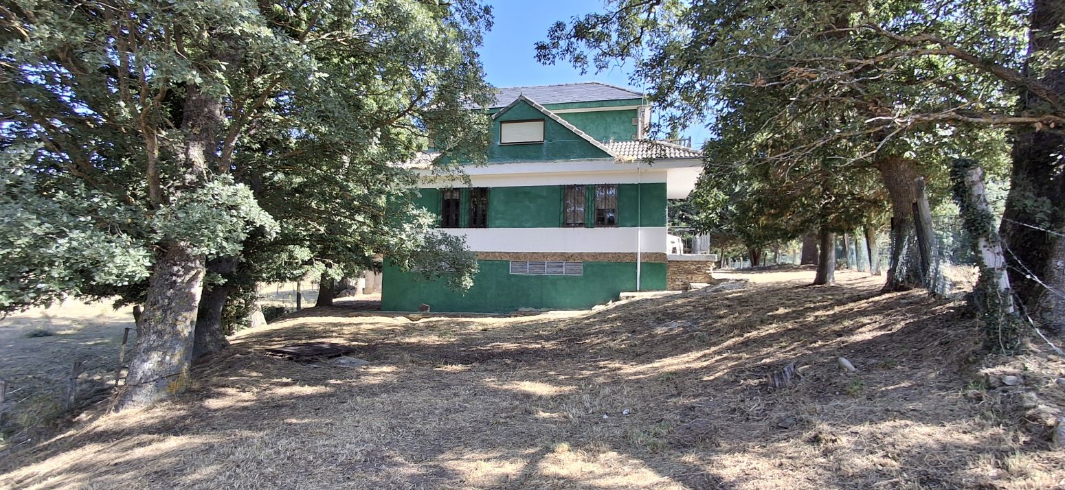 Vista exterior de Casa o xalet en venda en Hermandad de Campoo de Suso amb Jardí privat, Parquet i Traster