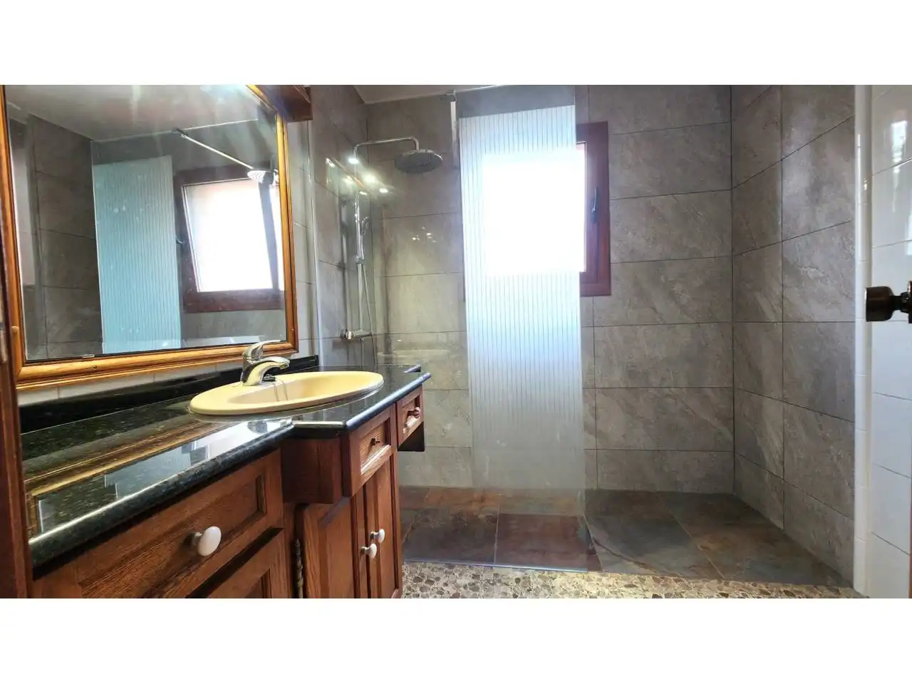 Bany de Casa o xalet en venda en Barberà del Vallès amb Aire condicionat, Calefacció i Jardí privat