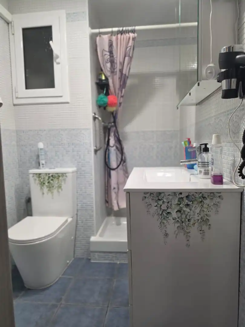 Bathroom of Flat for sale in L'Hospitalet de Llobregat  with Air Conditioner, Parquet flooring and Furnished