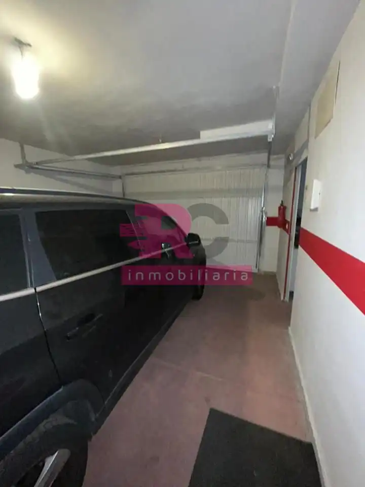 Parkplatz von Einfamilien-Reihenhaus zum Verkauf in Cabrerizos mit Heizung, Privatgarten und Terrasse
