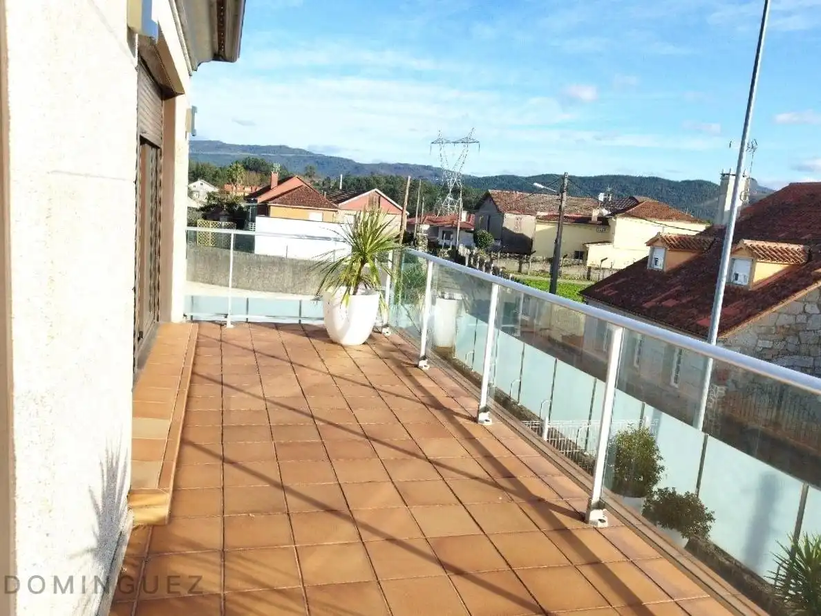 Terrassa de Casa o xalet en venda en Pontevedra Capital  amb Calefacció, Jardí privat i Terrassa
