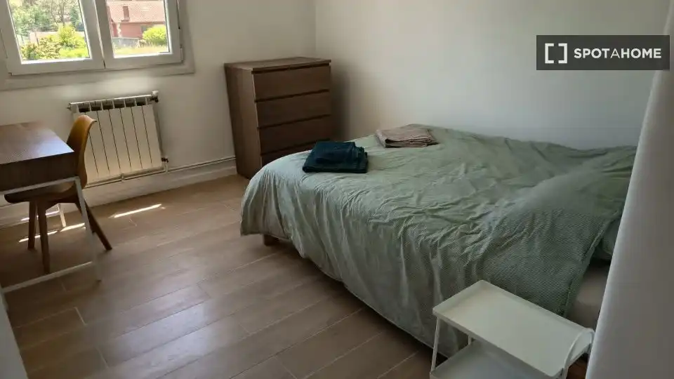 Habitación de Apartamento para compartir en Cangas  con Aire acondicionado, Terraza y Amueblado