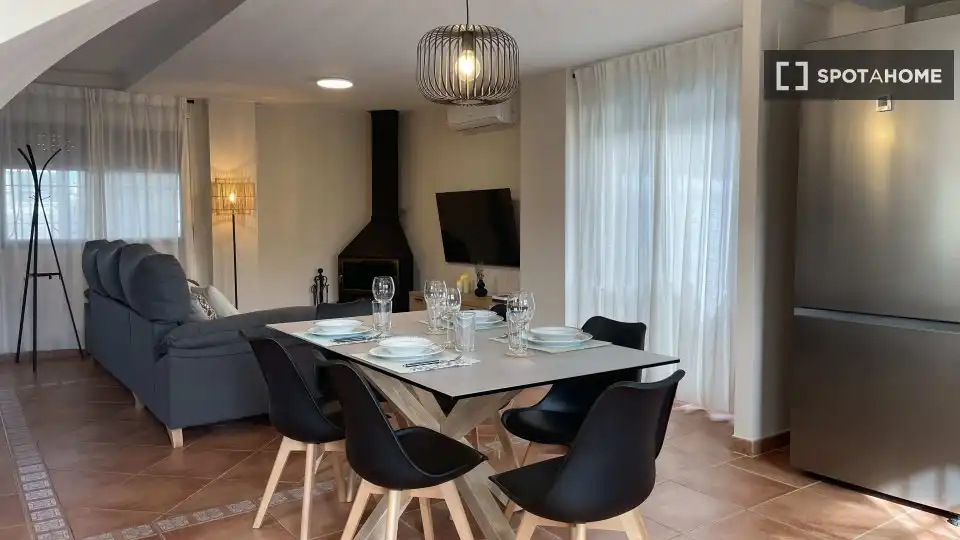 Menjador de Apartament per a compartir en Daimús amb Aire condicionat, Terrassa i Moblat