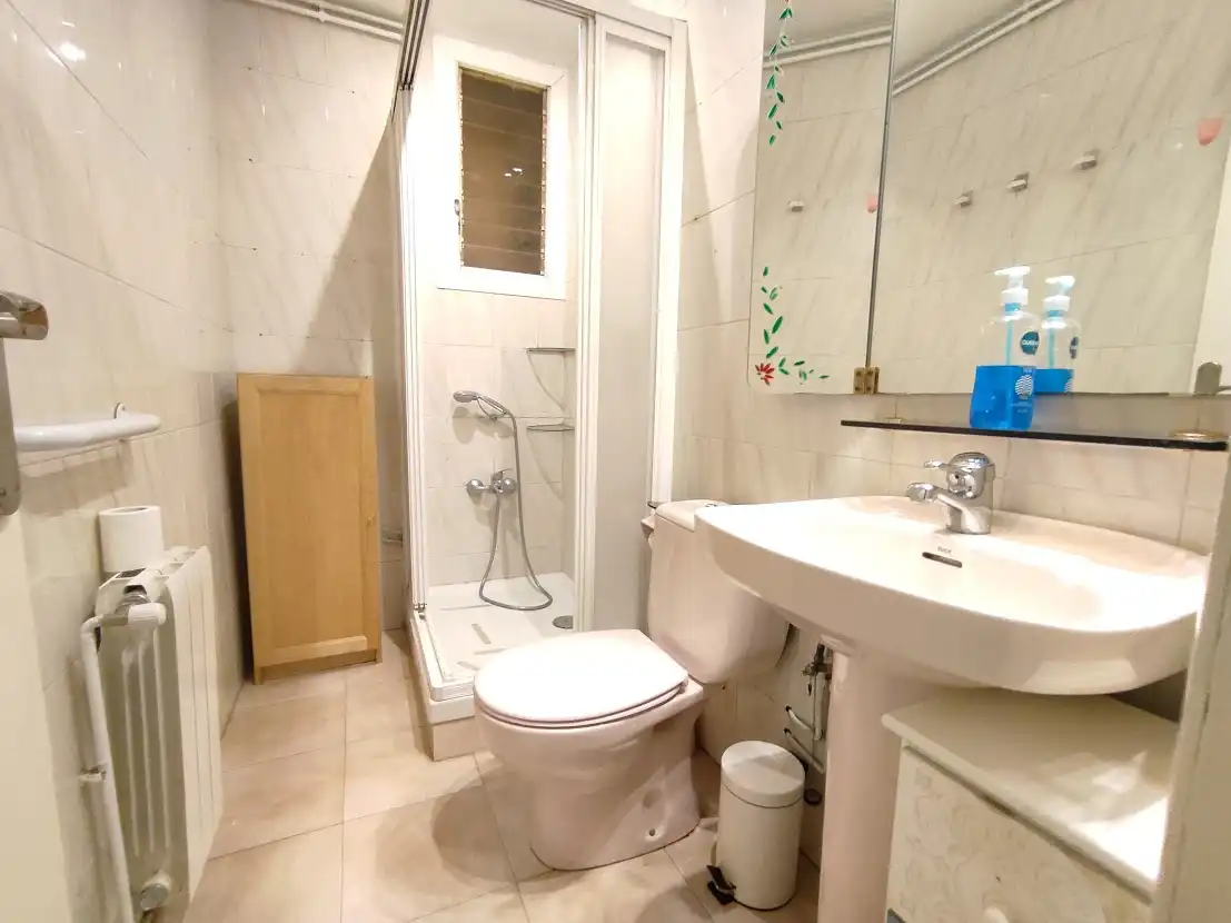 Badezimmer von Wohnung zur Miete in Barcelona mit Klimaanlage, Möbliert und Waschmaschine