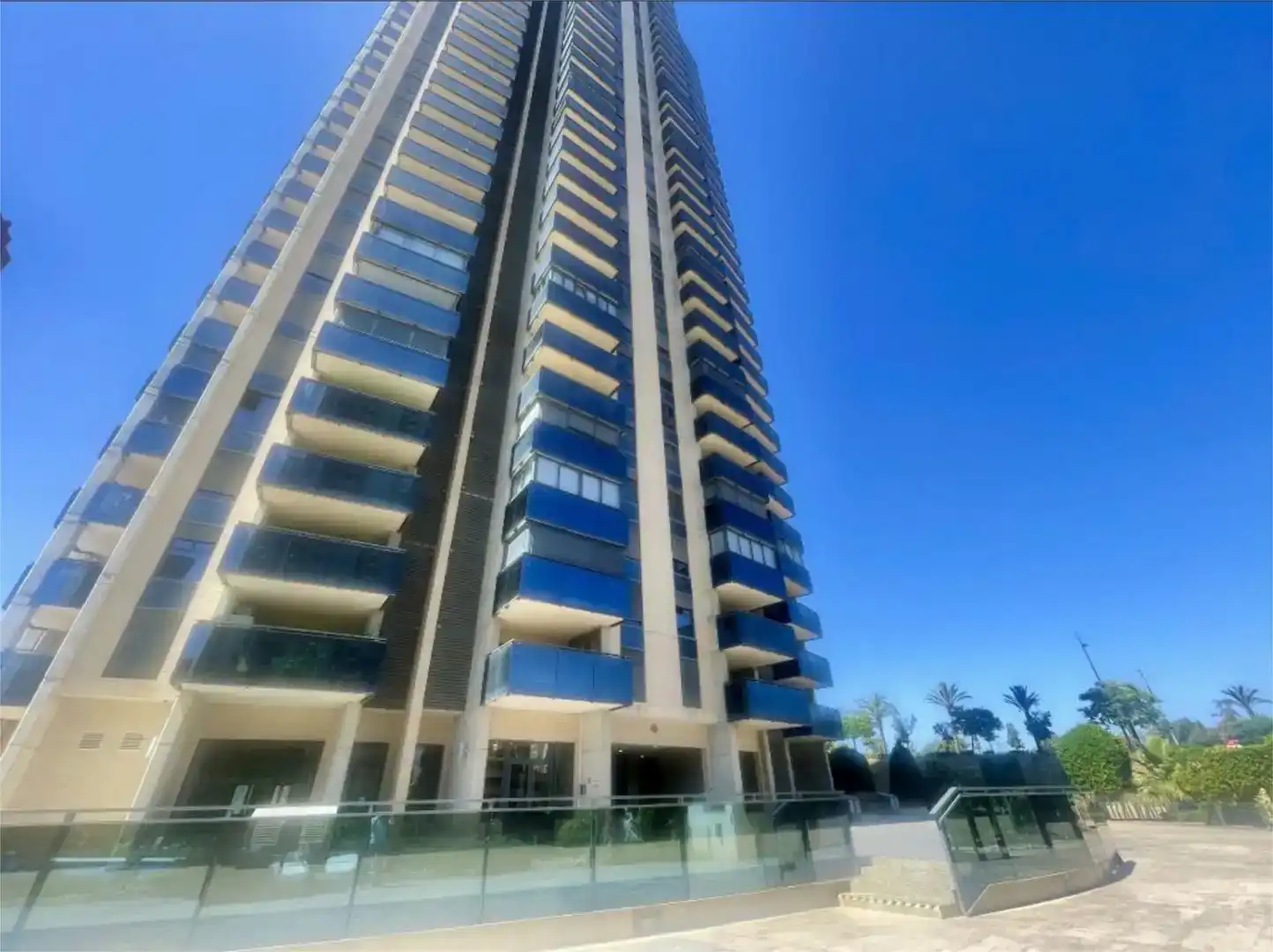 Vista exterior de Pis de lloguer en Benidorm amb Aire condicionat, Piscina i Moblat