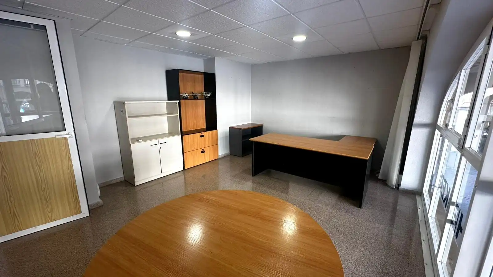 Office for rent in Sax  with Air Conditioner