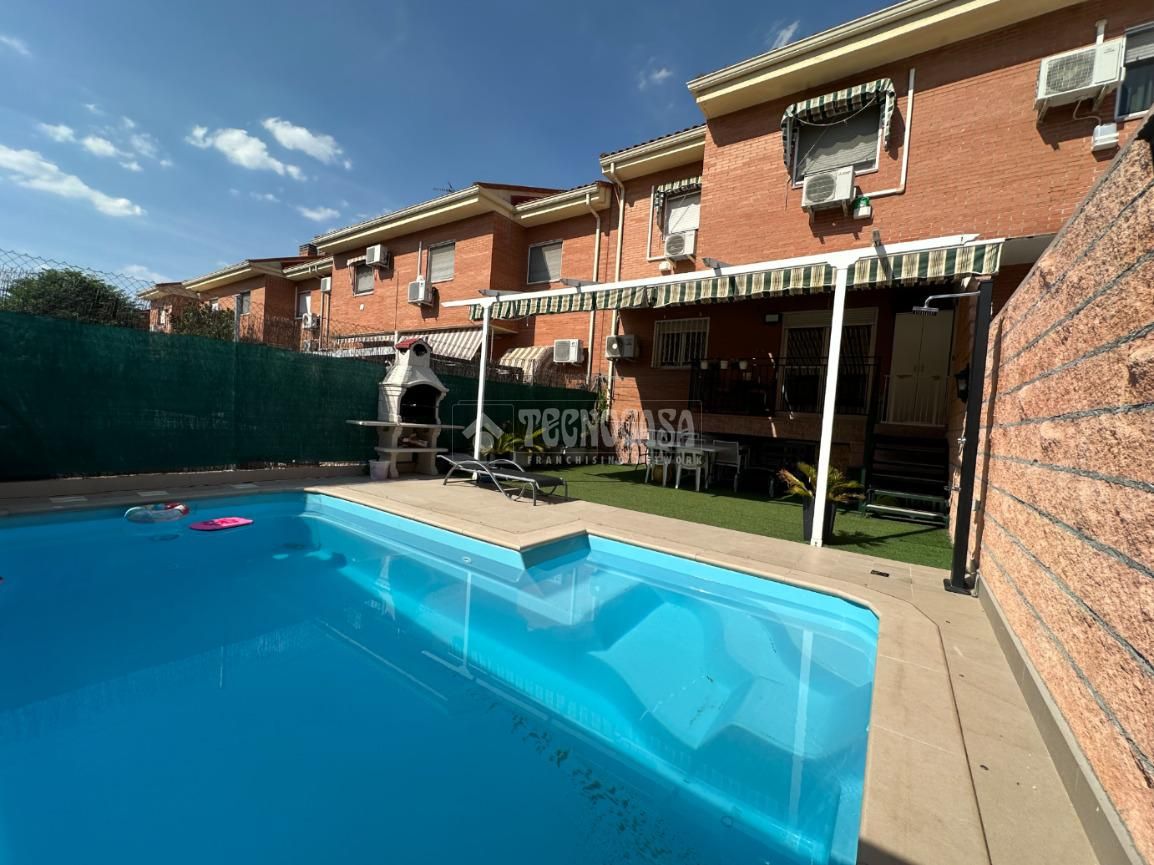 Swimming pool of Single-family semi-detached for sale in Arganda del Rey  with Air Conditioner, Heating and Swimming Pool