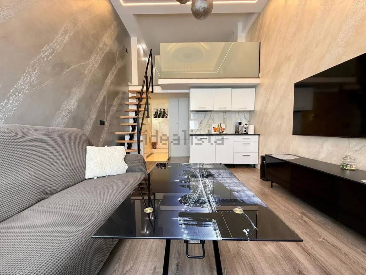 Sala d'estar de Estudi en venda en  Barcelona Capital amb Parquet i Moblat