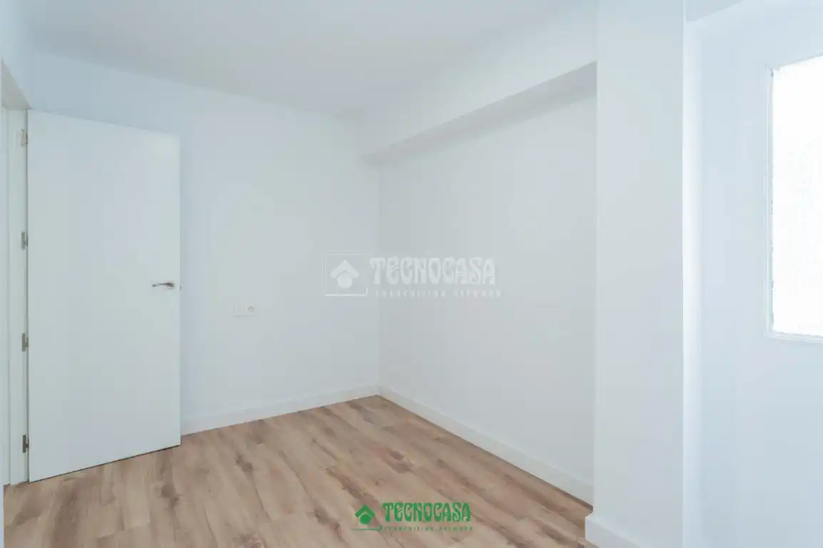 Habitación de Piso en venta en Almería con Calefacción y Balcón