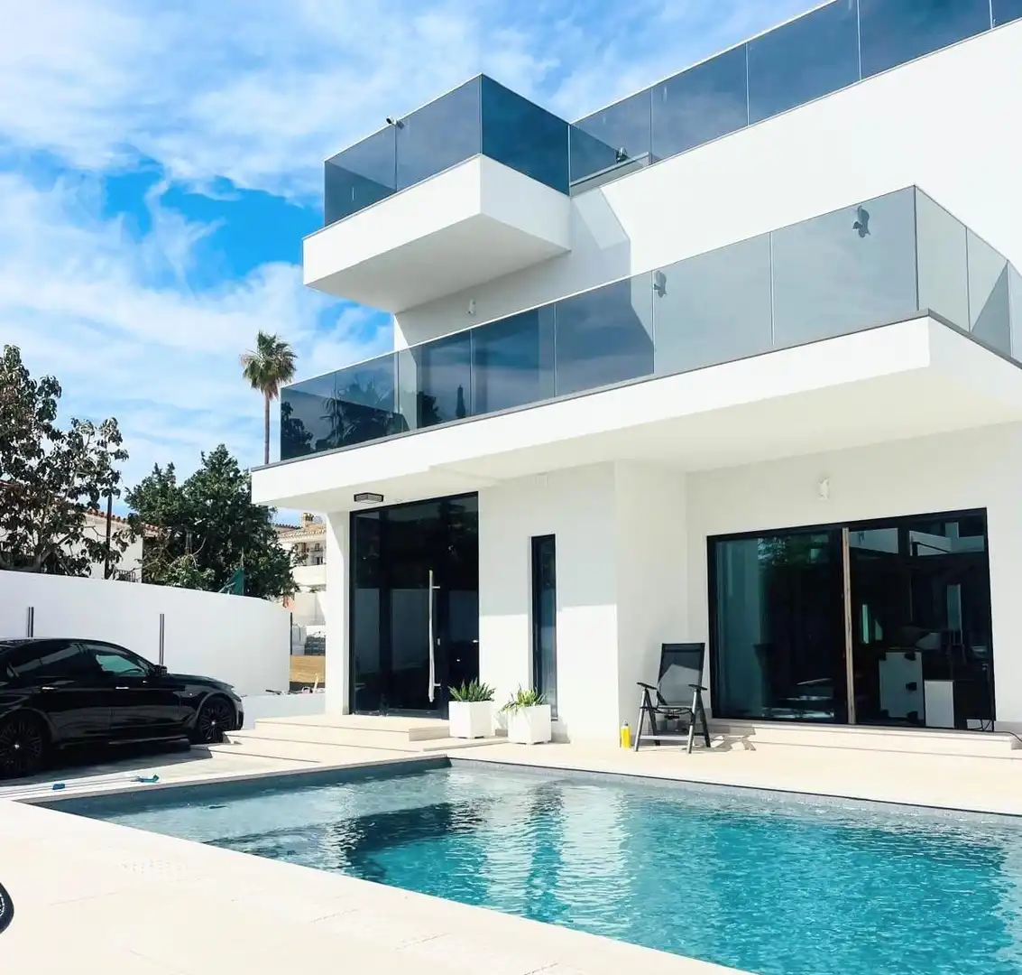 Vista exterior de Casa o chalet en venta en Benalmádena con Aire acondicionado, Calefacción y Jardín privado