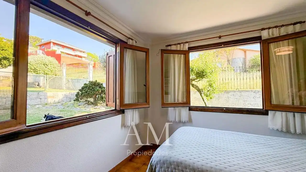 Dormitori de Casa o xalet en venda en Vigo  amb Calefacció, Jardí privat i Terrassa
