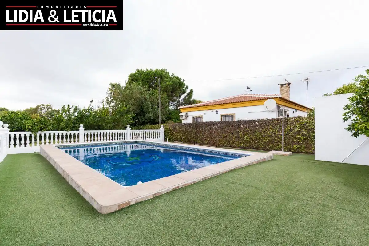 Vista exterior de Casa o chalet en venta en Alcalá de Guadaira con Aire acondicionado, Calefacción y Jardín privado