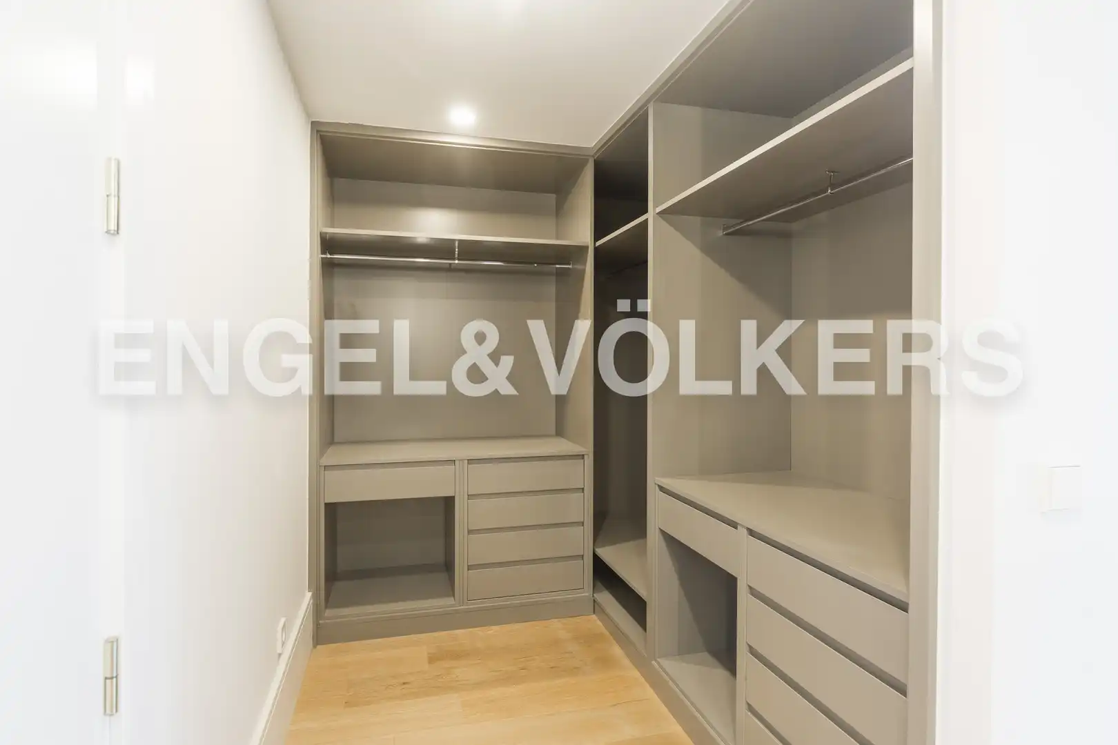Bedroom of Flat for rent in Madrid  with Air Conditioner, Heating and Storage room