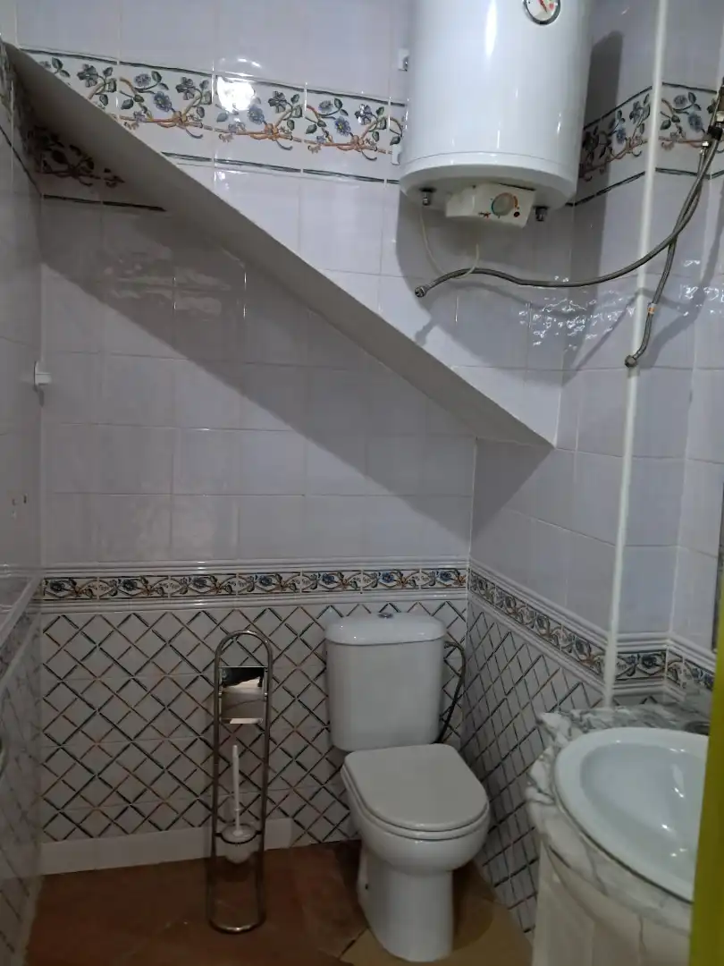 Bany de Local de lloguer en Brenes amb Aire condicionat