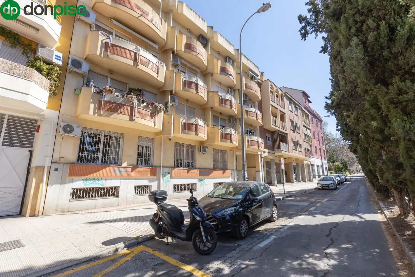 Außenansicht von Wohnung zum Verkauf in Granada mit Klimaanlage, Heizung und Terrasse