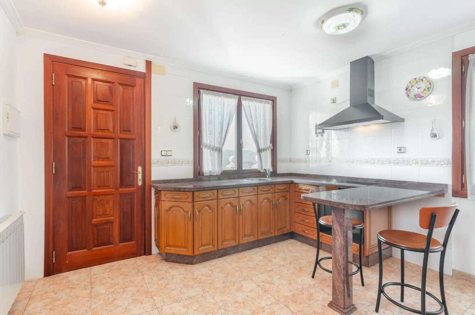 Cuina de Casa o xalet en venda en Gijón  amb Calefacció, Jardí privat i Terrassa