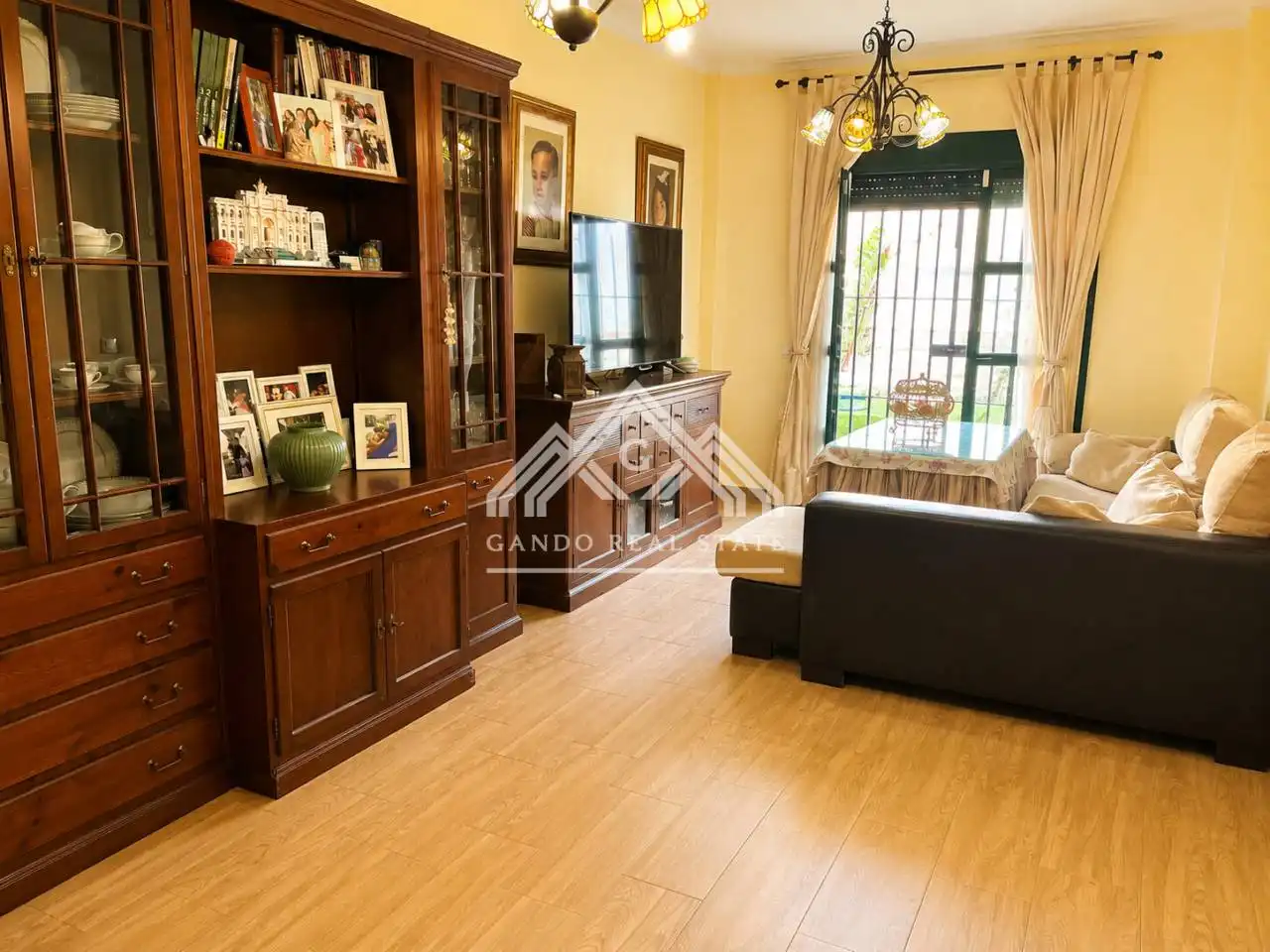 Sala d'estar de Casa adosada en venda en Dos Hermanas amb Aire condicionat i Jardí privat