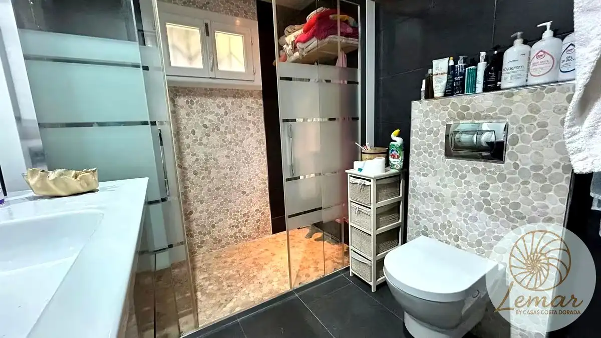 Baño de Casa o chalet en venta en Castelldefels con Jardín privado, Terraza y Piscina