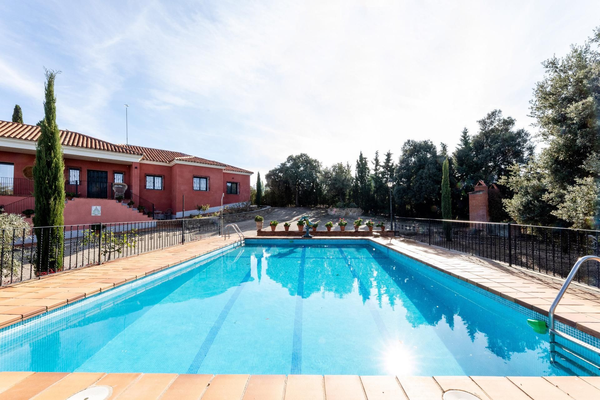 Swimming pool of House or chalet for sale in  Toledo Capital  with Air Conditioner, Private garden and Terrace