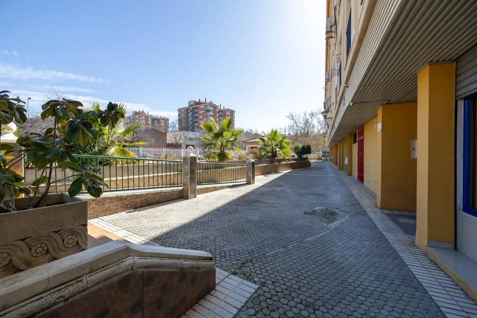 Vista exterior de Local en venda en Granada