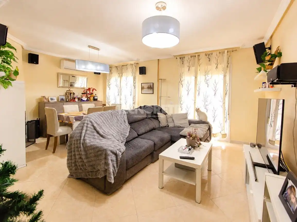 Sala de estar de Casa adosada en venta en Las Ventas de Retamosa con Calefacción y Jardín privado