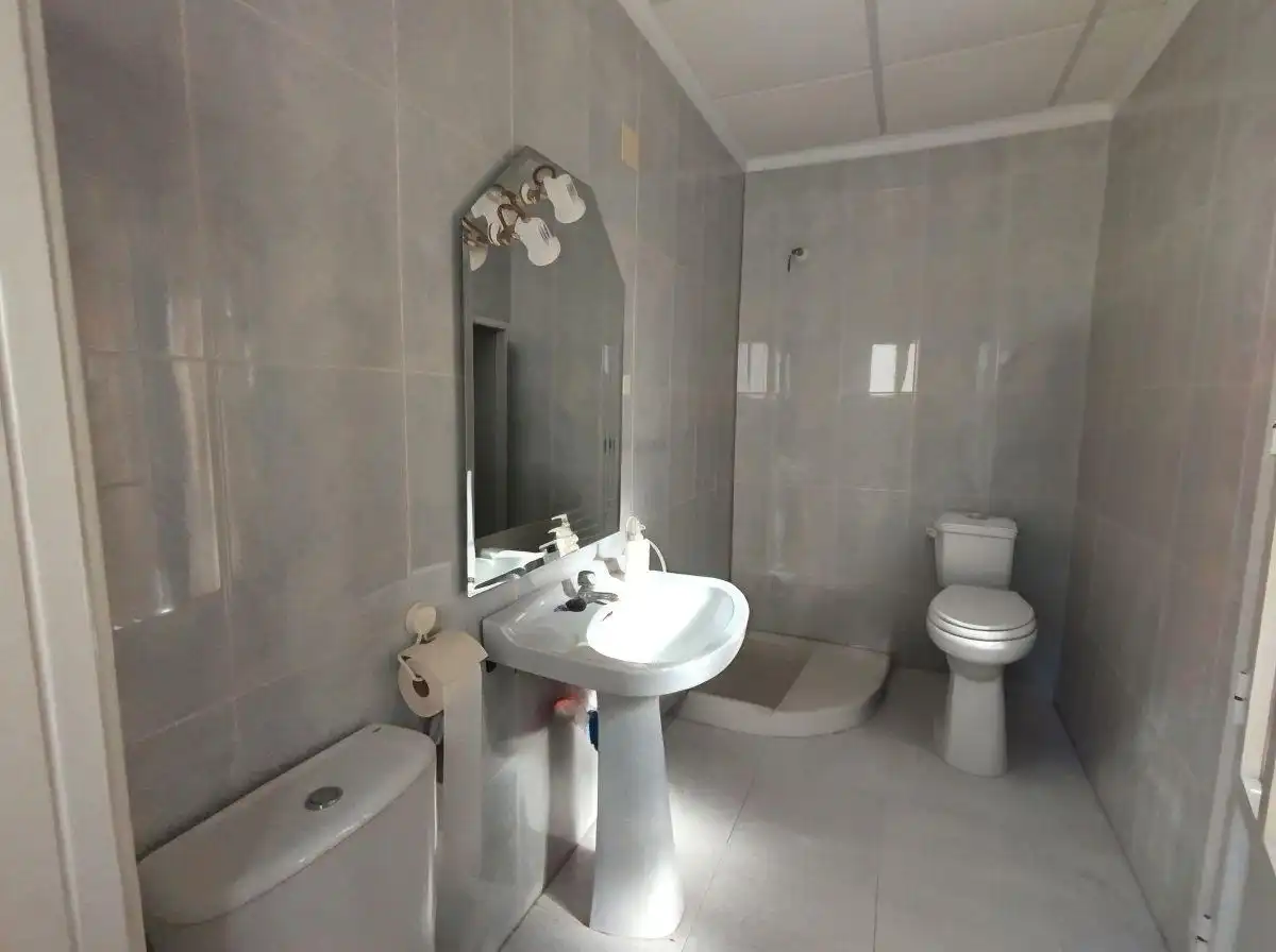 Baño de Casa o chalet en venta en La Roda con Jardín privado, Terraza y Piscina