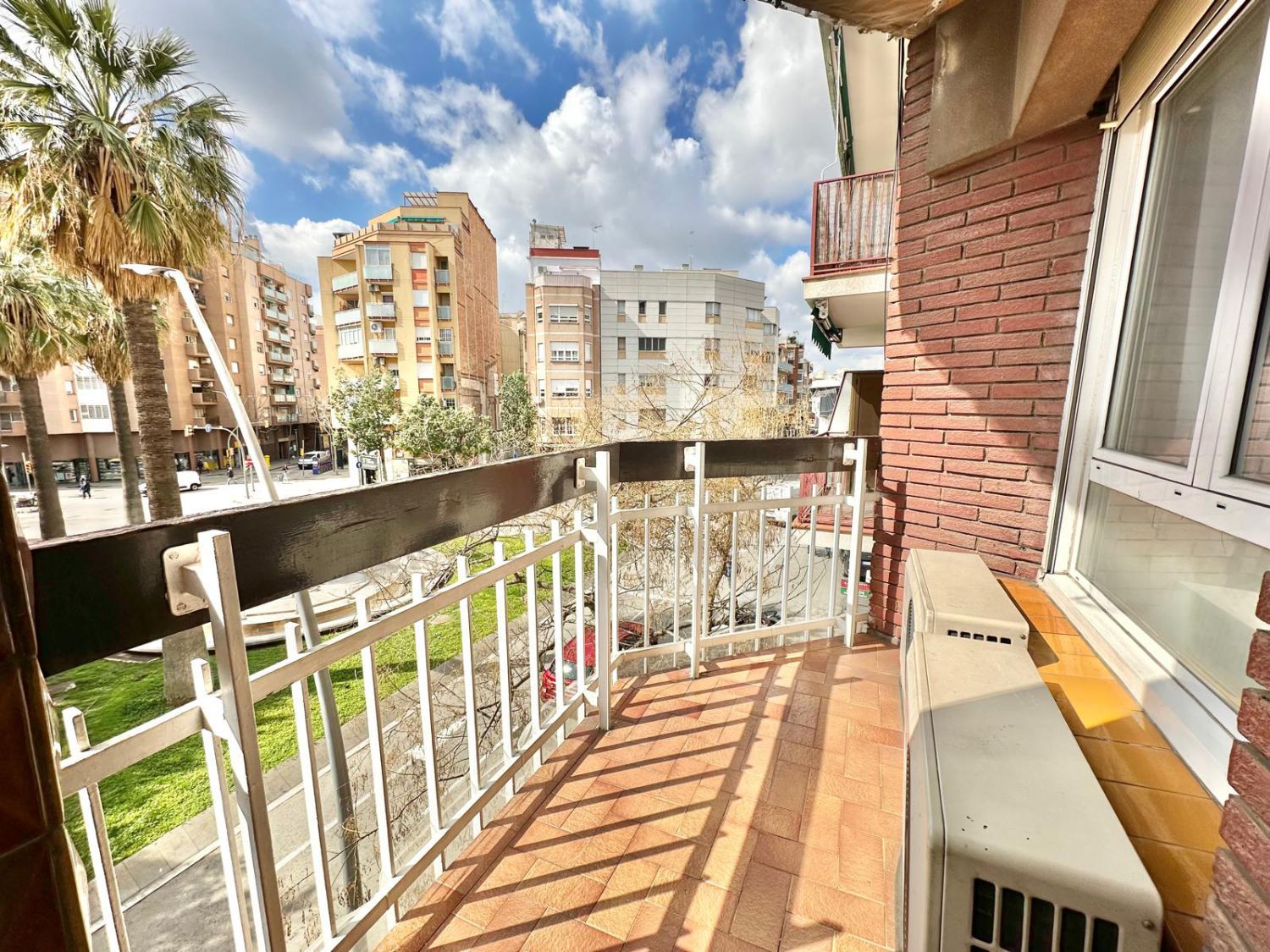 Vista exterior de Pis en venda en L'Hospitalet de Llobregat amb Aire condicionat i Balcó