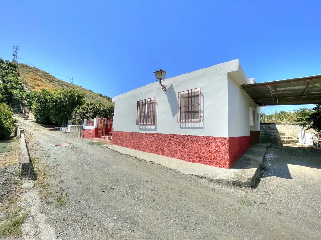 Vista exterior de Finca rústica en venda en Benamocarra amb Jardí privat, Moblat i Forn