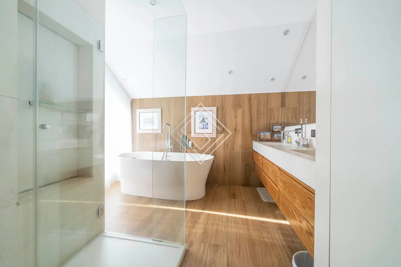 Badezimmer von Einfamilien-Reihenhaus zum Verkauf in Madrid mit Klimaanlage, Heizung und Privatgarten