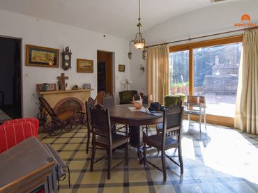 Casa rústica amb balcó en venda a La Bisbal d'Empordà